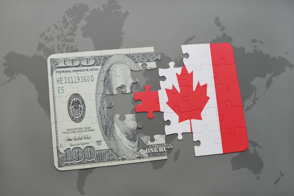 Головоломка с национальным флагом Канады и банкнотой доллара на фоне карты мира . Стоковое Фото