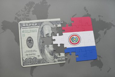 paraguay ve Doları banknot dünya harita arka plan üzerinde bayrağı ile bulmaca.