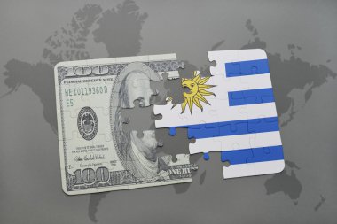 Dünya harita arka plan üzerinde uruguay ve Doları banknot ulusal bayrak ile bulmaca.