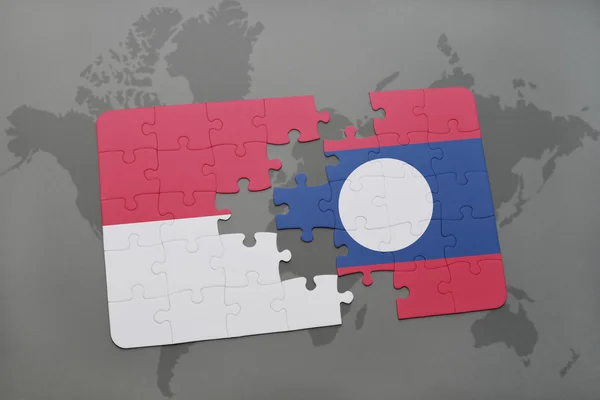 Головоломка з національним прапором Індонезії та лаосу на фоні карти світу . — стокове фото