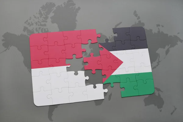 Puzzel met de nationale vlag van Indonesië en Palestina op een wereld kaart achtergrond. — Stockfoto