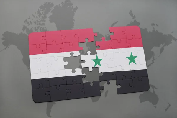 Puzzle avec le drapeau national du Yémen et l'osyrie n un fond de carte du monde . — Photo