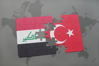 bir dünya haritası arka plan üzerinde Irak ve Türkiye'nin ulusal bayrağı ile bulmaca.