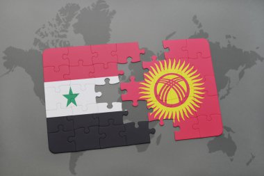 bir dünya haritası arka plan üzerinde Suriye ve Kırgızistan ulusal bayrağı ile bulmaca.