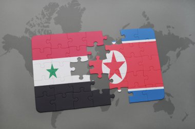 bir dünya haritası arka plan üzerinde Suriye ve Kuzey Kore ulusal bayrağı ile bulmaca.