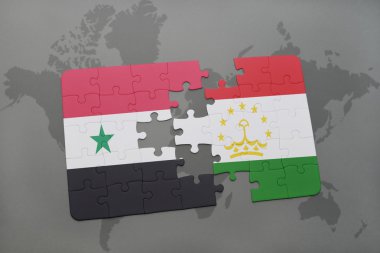 bir dünya haritası arka plan üzerinde Suriye ve Tacikistan ulusal bayrağı ile bulmaca.