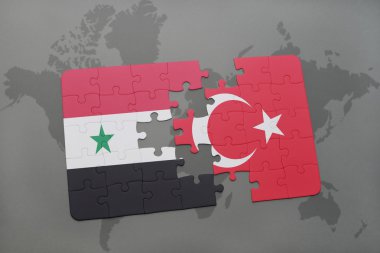 bir dünya haritası arka plan üzerinde Suriye ve Türkiye'nin ulusal bayrağı ile bulmaca.