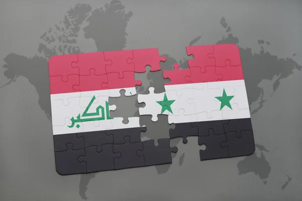 Puzzel met de nationale vlag van Irak en Syrië op een wereld kaart achtergrond. — Stockfoto