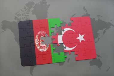 bir dünya haritası arka plan üzerinde Afganistan ve Türkiye'nin ulusal bayrağı ile bulmaca.