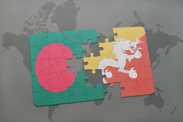 Puzzle con la bandiera nazionale del bangladesh e del bhutan su sfondo mappa del mondo . — Foto Stock