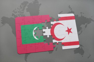 bir dünya haritası arka plan üzerinde Maldivler ve Kuzey Kıbrıs ulusal bayrağı ile bulmaca.