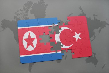 bir dünya haritası arka plan üzerinde Kuzey Kore ve Türkiye ulusal bayrağı ile bulmaca.