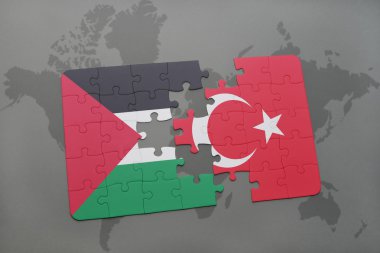 bir dünya haritası arka plan üzerinde Filistin ve Türkiye'nin ulusal bayrağı ile bulmaca.