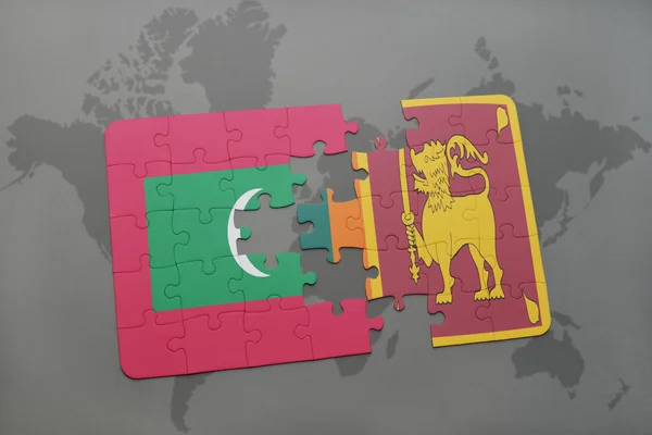 Puzzle mit der Nationalflagge der Malediven und sri lanka auf einer Weltkarte. — Stockfoto