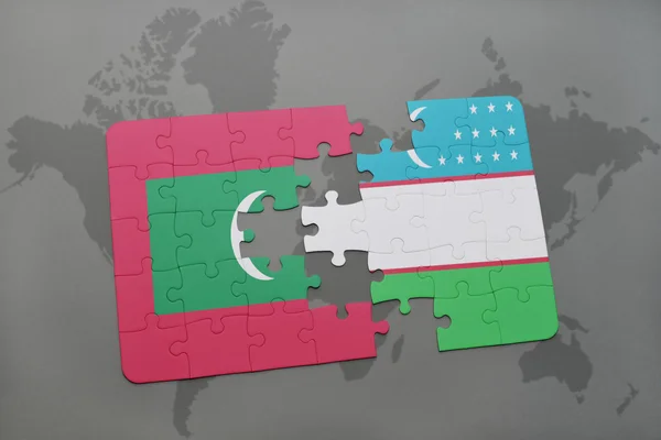 Rompecabezas con la bandera nacional de Maldivas y Uzbekistán en un mapa del mundo fondo . — Foto de Stock