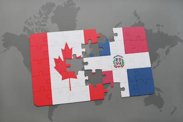 Quebra-cabeça com a bandeira nacional do Canadá e da república dominicana em um mapa do mundo de fundo . — Fotografia de Stock