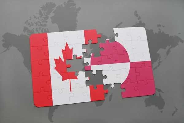 Quebra-cabeça com a bandeira nacional do Canadá e da Groenlândia em um fundo de mapa do mundo . — Fotografia de Stock