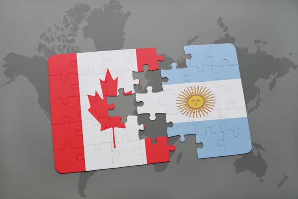 Pussel med den nationella flaggan i Kanada och Argentina på en världskarta bakgrund. — Stockfoto