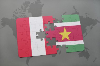 bir dünya haritası arka plan üzerinde peru ve surinam ulusal bayrağı ile bulmaca.