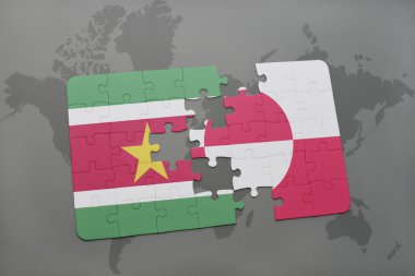 bir dünya haritası arka plan üzerinde surinam ve grönland ulusal bayrağı ile bulmaca.