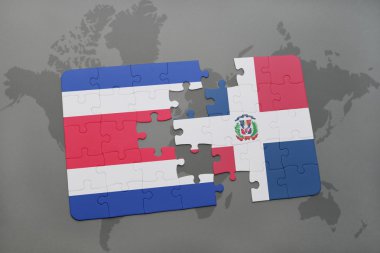 bir dünya haritası arka plan üzerinde Kosta Rika ve Dominik Cumhuriyeti ulusal bayrağı ile bulmaca.