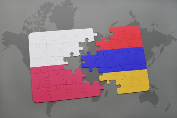 Puzzle avec le drapeau national de la pologne et de l'arménie sur fond de carte du monde . — Photo