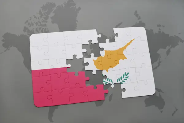 Головоломка з національним прапором Польщі та Кіпру на фоні карти світу . — стокове фото