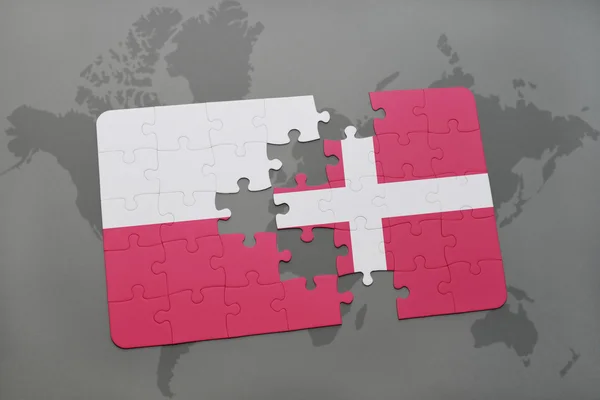 Hádanka s národní vlajkou Polska a Dánska na pozadí mapy světa. — Stock fotografie