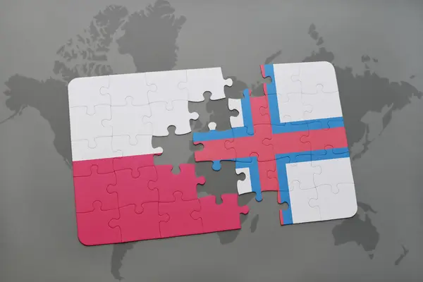 Puzzle con la bandiera nazionale di Polonia e isole Faroe su uno sfondo mappa del mondo . — Foto Stock