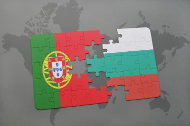 bir dünya haritası arka plan üzerinde Portekiz ve Bulgaristan ulusal bayrağı ile bulmaca.