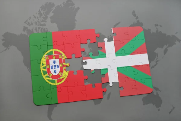 Quebra-cabeça com a bandeira nacional de portugal e do País Basco sobre um mapa mundial de fundo . — Fotografia de Stock