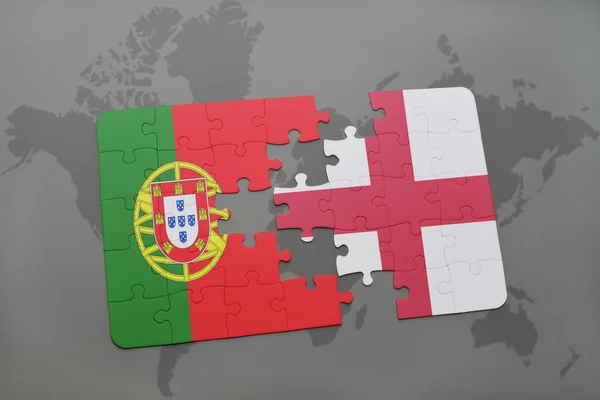 Puzzle z flagi narodowej Portugalii i Anglii na tle mapy świata. — Zdjęcie stockowe