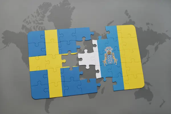 Puzzel met de nationale vlag van Zweden en Canarische eilanden op een wereld kaart achtergrond. — Stockfoto