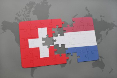bir dünya haritası arka plan üzerinde İsviçre ve Hollanda ulusal bayrağı ile bulmaca.