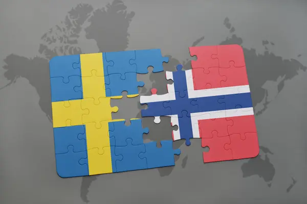 Bir dünya haritası arka plan üzerinde İsveç ve Norveç ulusal bayrağı ile bulmaca. — Stok fotoğraf