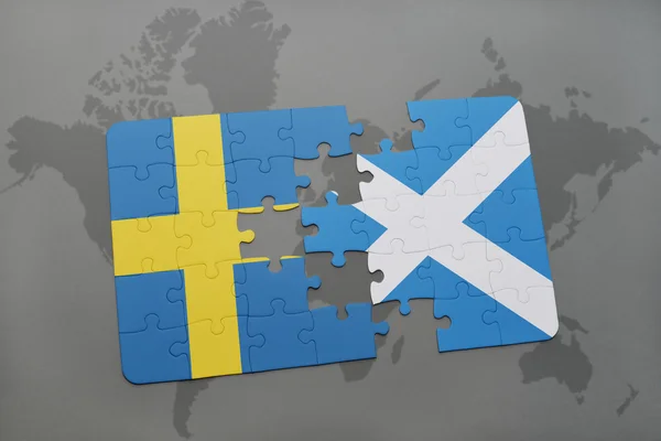 Bir dünya haritası arka plan üzerinde İsveç ve İskoçya ulusal bayrağı ile bulmaca. — Stok fotoğraf