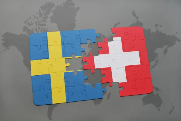 Головоломка з національним прапором Швеції та Швейцарії на карті світу. — стокове фото