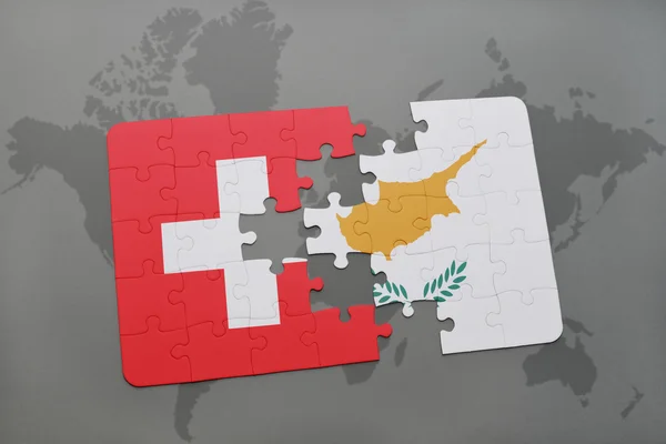 Головоломка з національним прапором Швейцарії та Кіпру на світовій карті фону. — стокове фото
