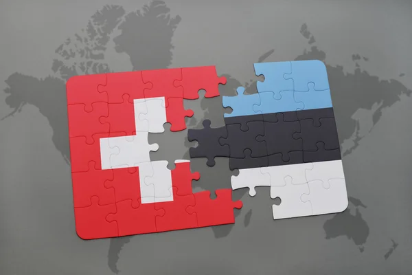 Με την εθνική σημαία της Ελβετίας και της Εσθονίας σε ένα παγκόσμιο φόντο χάρτη. — Φωτογραφία Αρχείου