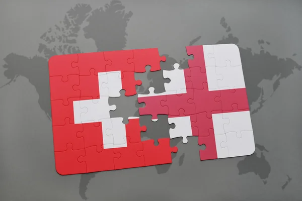 Παζλ με την εθνική σημαία της Ελβετίας και της Αγγλίας σε ένα παγκόσμιο φόντο χάρτη. — Φωτογραφία Αρχείου