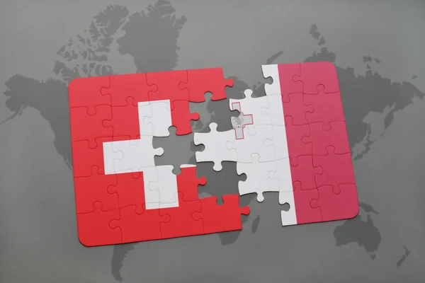 Puzzle mit der Nationalflagge der Schweiz und Maltas auf einer Weltkarte. — Stockfoto