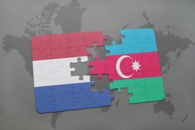 bir dünya haritası arka plan üzerinde Hollanda ve Azerbaycan ulusal bayrağı ile bulmaca.