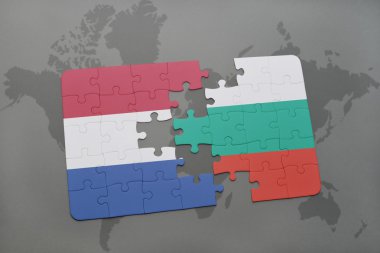 bir dünya haritası arka plan üzerinde Hollanda ve Bulgaristan ulusal bayrağı ile bulmaca.