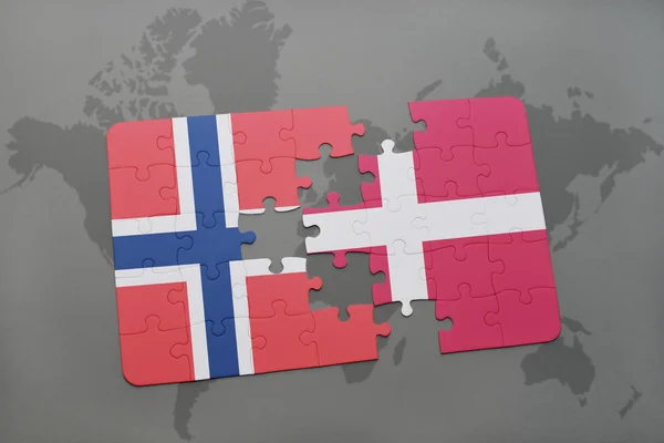 Bir dünya haritası arka plan üzerinde Norveç ve Danimarka ulusal bayrağı ile bulmaca. — Stok fotoğraf