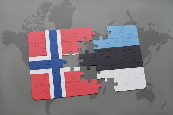 Puzzle avec le drapeau national du nord et de l'estonie sur un fond de carte du monde . — Photo