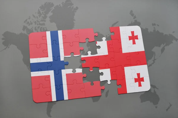 Bir dünya haritası arka plan üzerinde Norveç ve Gürcistan ulusal bayrağı ile bulmaca. — Stok fotoğraf