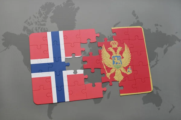 Puzzel met de nationale vlag van Noorwegen en Montenegro op een wereld kaart achtergrond. — Stockfoto