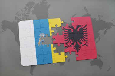kanarya adaları ve arnavutluk ulusal bayrağı ile bulmaca bir dünya haritası arka plan üzerinde.