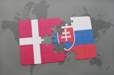 bir dünya haritası arka plan üzerinde Danimarka ve Slovakya ulusal bayrağı ile bulmaca.