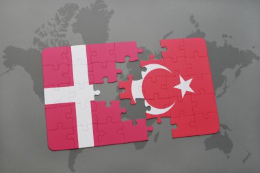 bir dünya haritası arka plan üzerinde Danimarka ve Türkiye'nin ulusal bayrağı ile bulmaca.